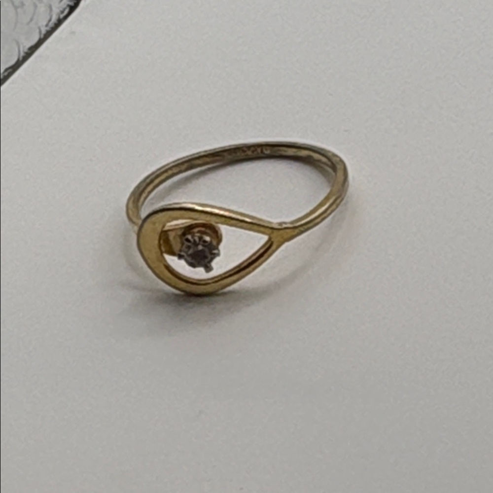 Vintage 70’s Avon Gold Ring size 7 faux diamond minimalist style